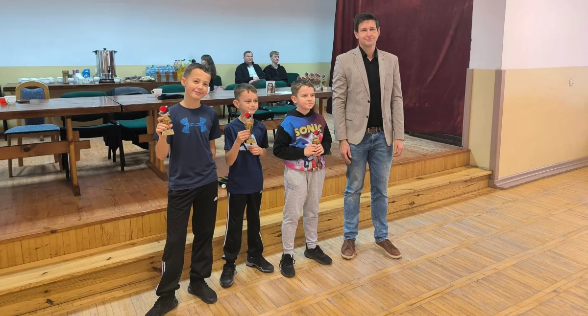 X Mikołajkowy Turniej Tenisa Stołowego w Dubowie- zacięta rywalizacja i zbiórka na pomoc Ani Bondarzewskiej