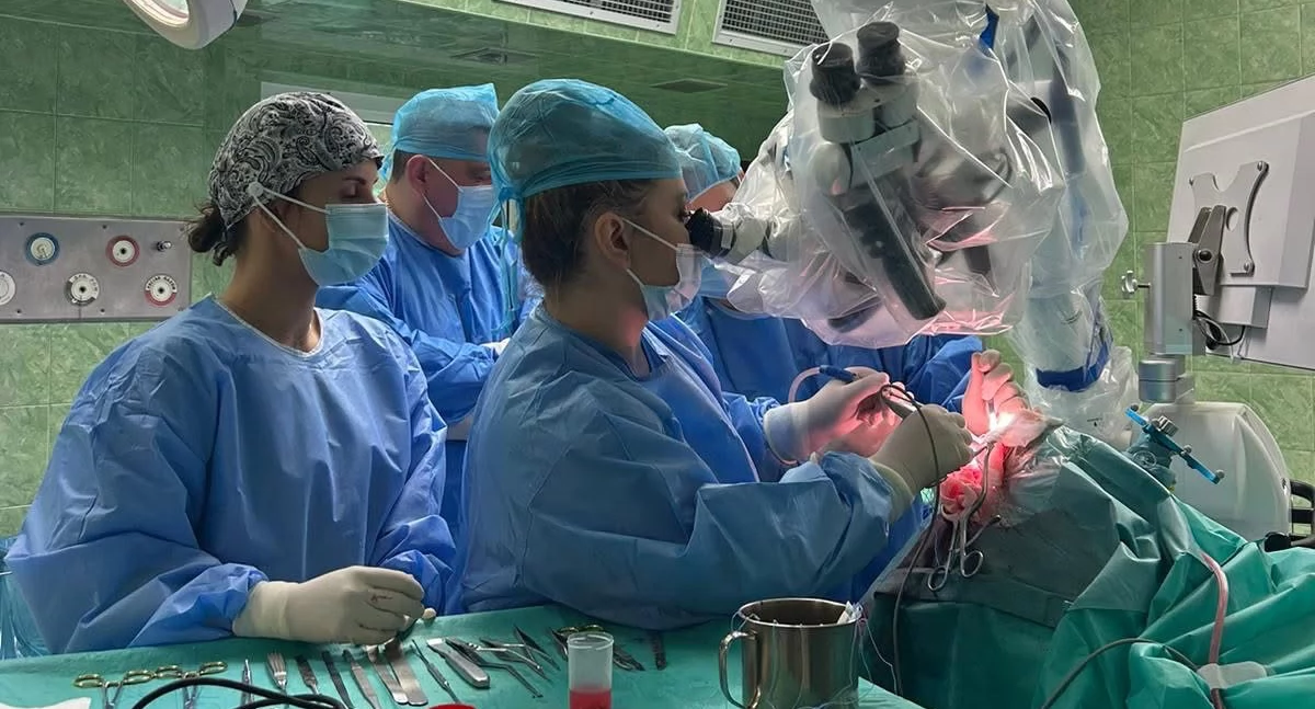 Przełom w Białej Podlaskiej- neurochirurdzy usunęli guz mózgu w świetle fluorescencyjnym