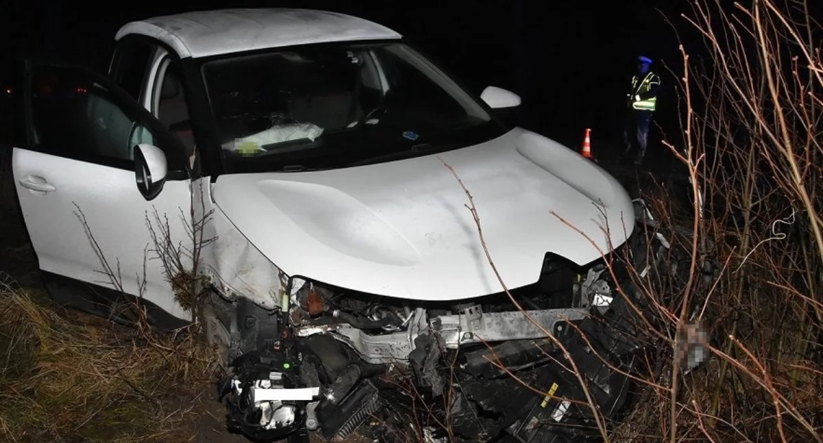 Groźny wypadek w Janowie Podlaskim- auto wpadło do rowu i uderzyło w przepust