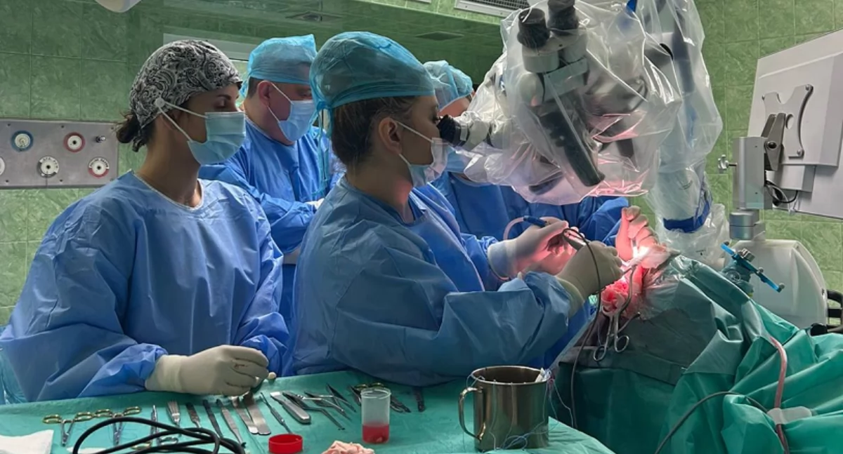 Neurochirurdzy z WSzS operują guzy mózgu z zastosowaniem kwasu aminolewulinowego (5-ALA)