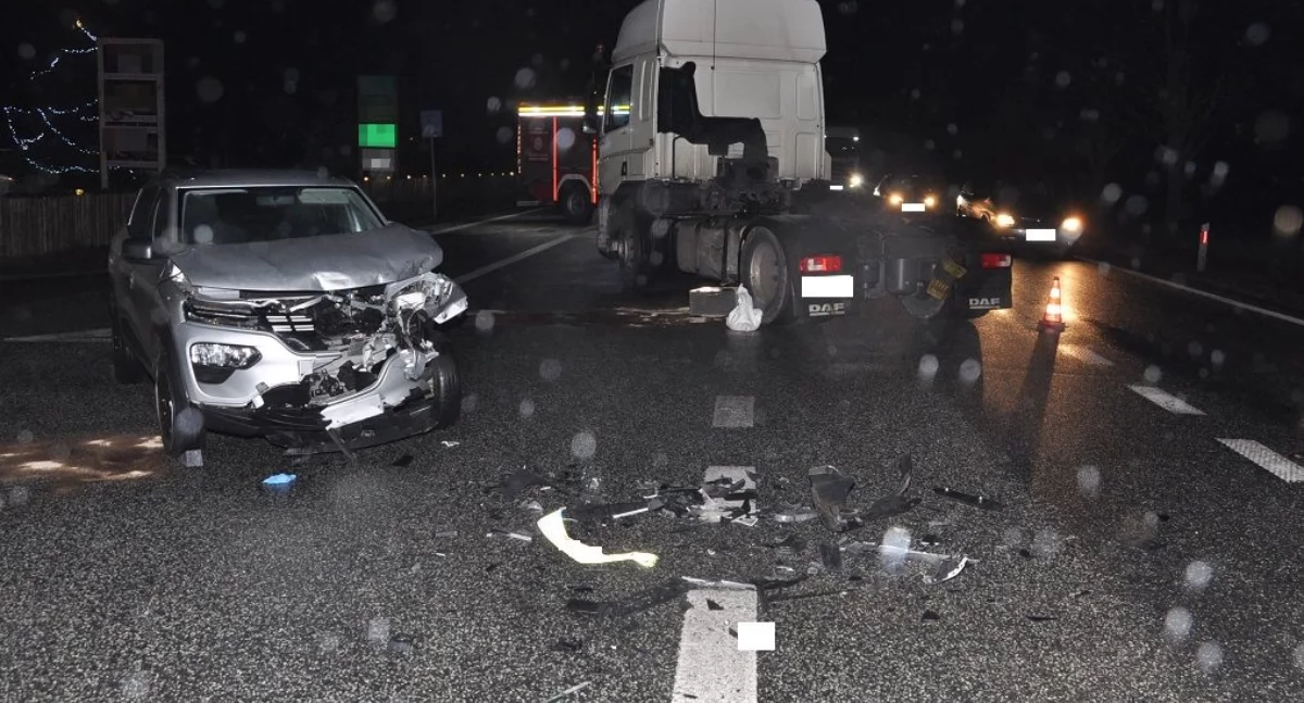Wypadek na DK2: ciężarówka zderzyła się z Dacią, 66-latka w stanie po użyciu alkoholu