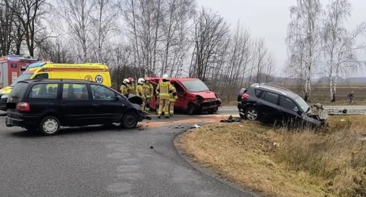 Zderzenie trzech pojazdów w Sławatyczach-Kolonii – DK-63 zablokowana