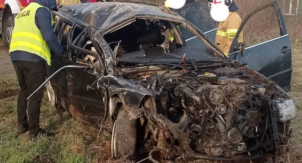 Dwie osoby poszkodowane w wypadku na drodze krajowej nr 2. Auto zjechało do rowu 