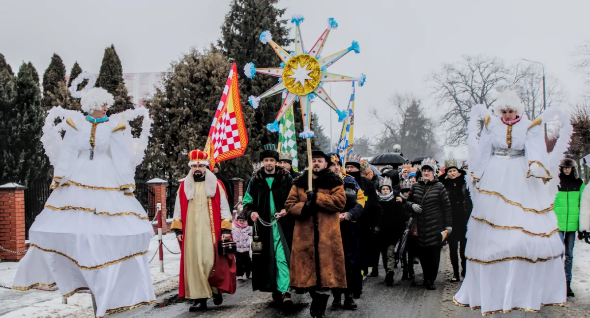 Trzej Królowie przeszli ulicami Leśnej Podlaskiej. Orszak Mędrców 