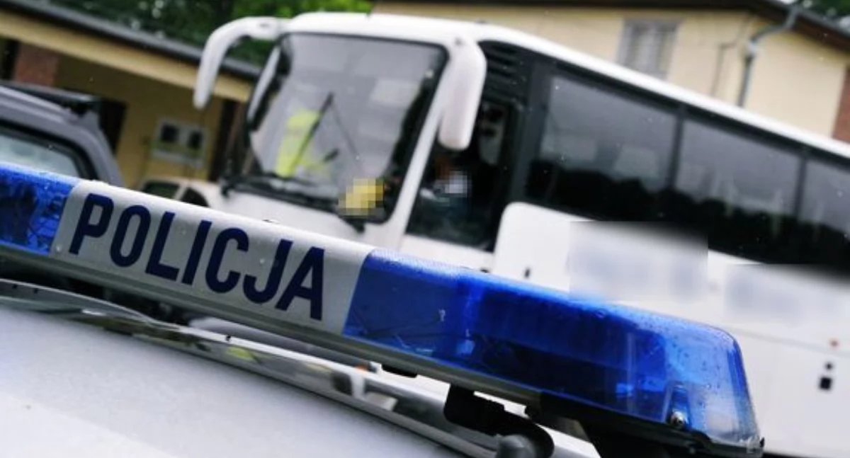 60-latek z zakazem prowadzenia za kierownicą autobusu na DK-2: Policja zatrzymała kierowcę, któremu grozi kara więzienia