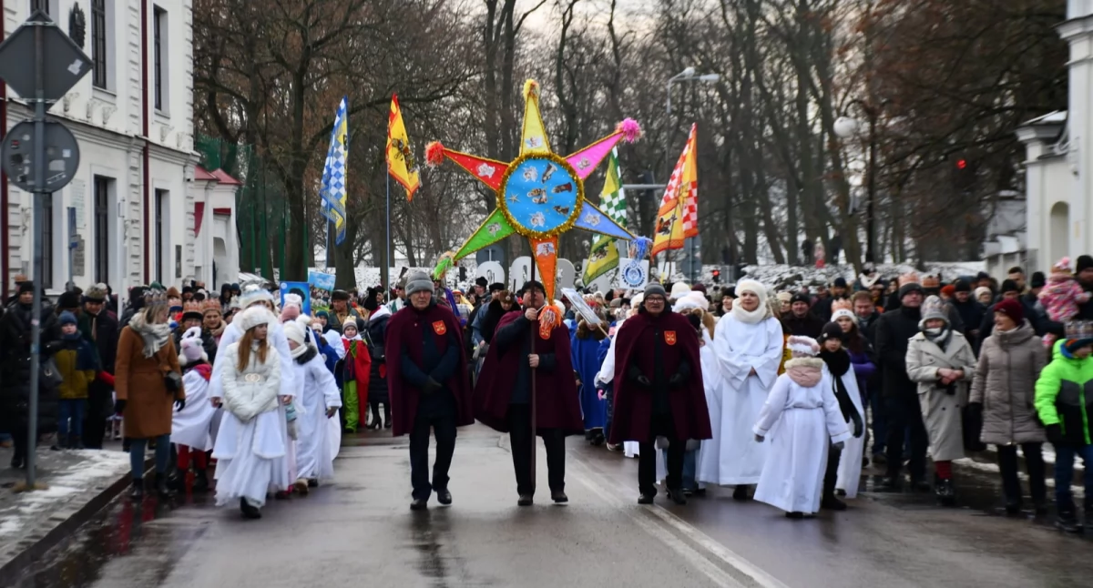 Tradycyjny Orszak Trzech Króli jednoczy mieszkańców Białej Podlaskiej: Relacja z wydarzenia z ulic miasta