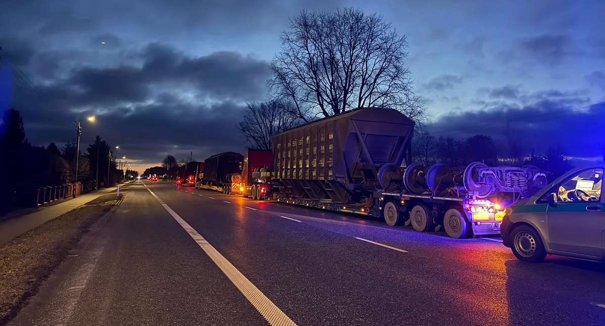 Ciężarówki z wagonami kolejowymi zatrzymane na DK2 w Zalesiu. Wysokie kary dla przewoźników