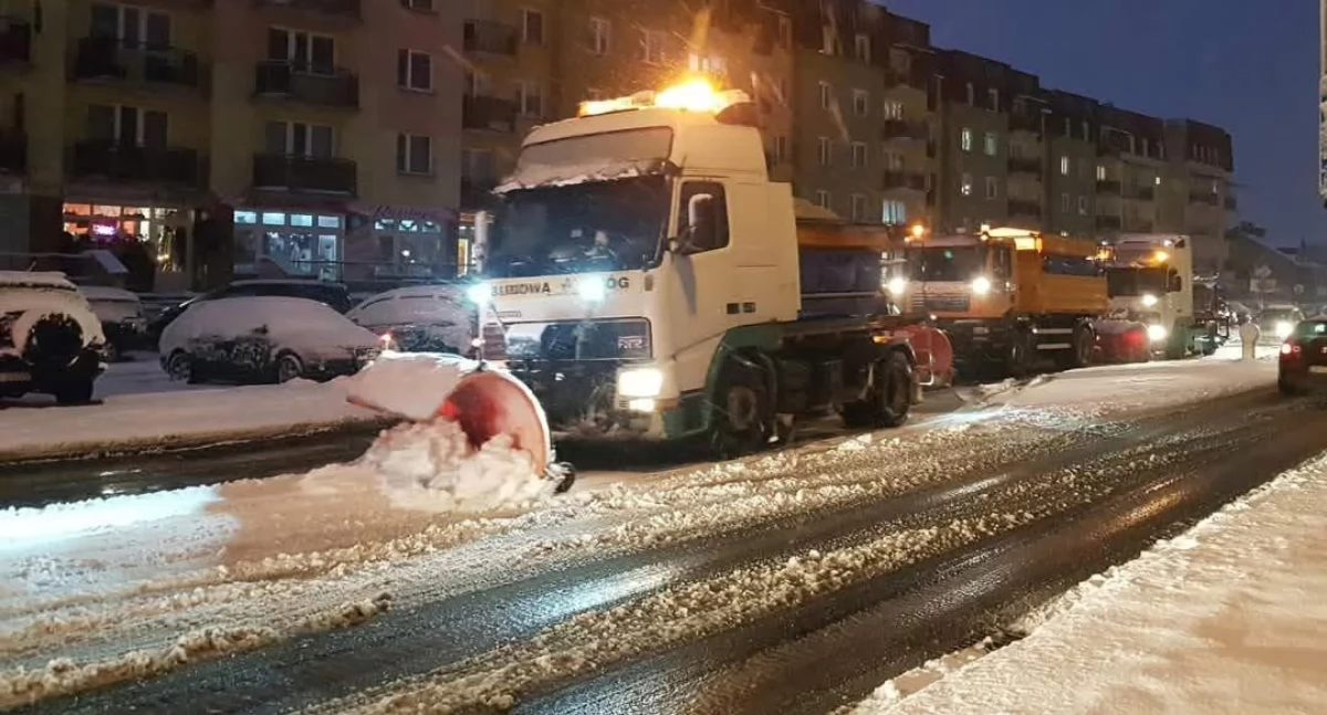 Zima w pełni- śnieg i lód na ulicach Białej Podlaskiej. Miasto apeluje o ostrożność i wsparcie działań służb miejskich