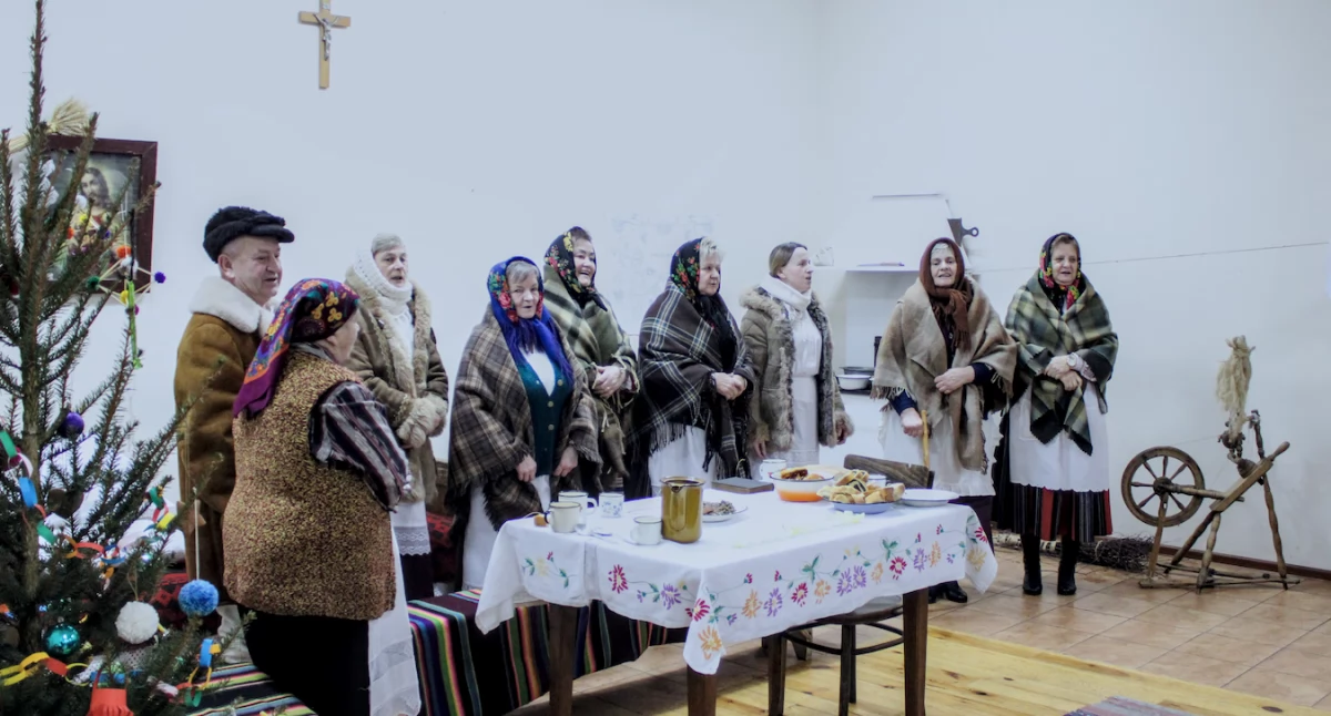 Wyjątkowe widowisko w Woskrzenicach Małych. “Wieczór Wigilijny” w wykonaniu zespołu Sitniczanie