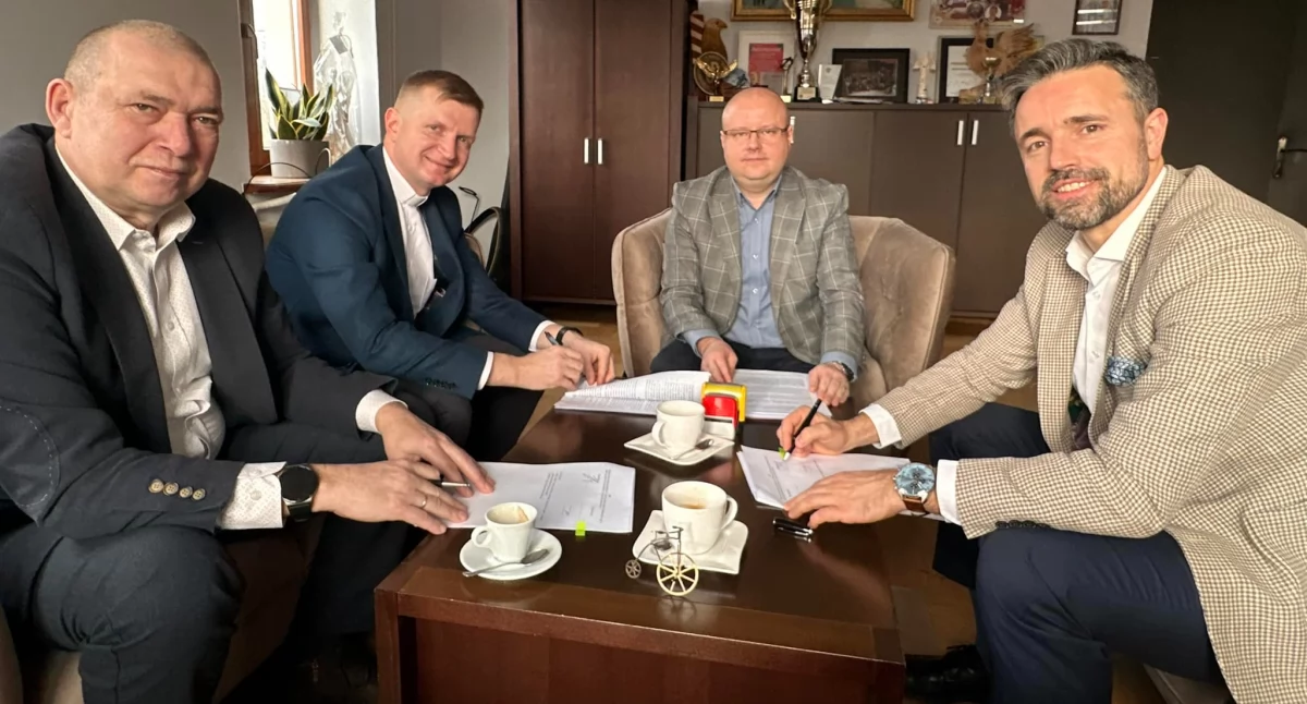 Nowe wsparcie dla mieszkańców Białej Podlaskiej. Prezydent Michał Litwiniuk podpisał umowy na pomoc społeczną