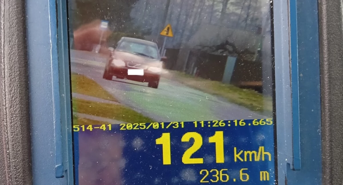 Pędził 121 km/h w terenie zabudowanym: mandat, 15 punktów karnych i pożegnanie z prawem jazdy