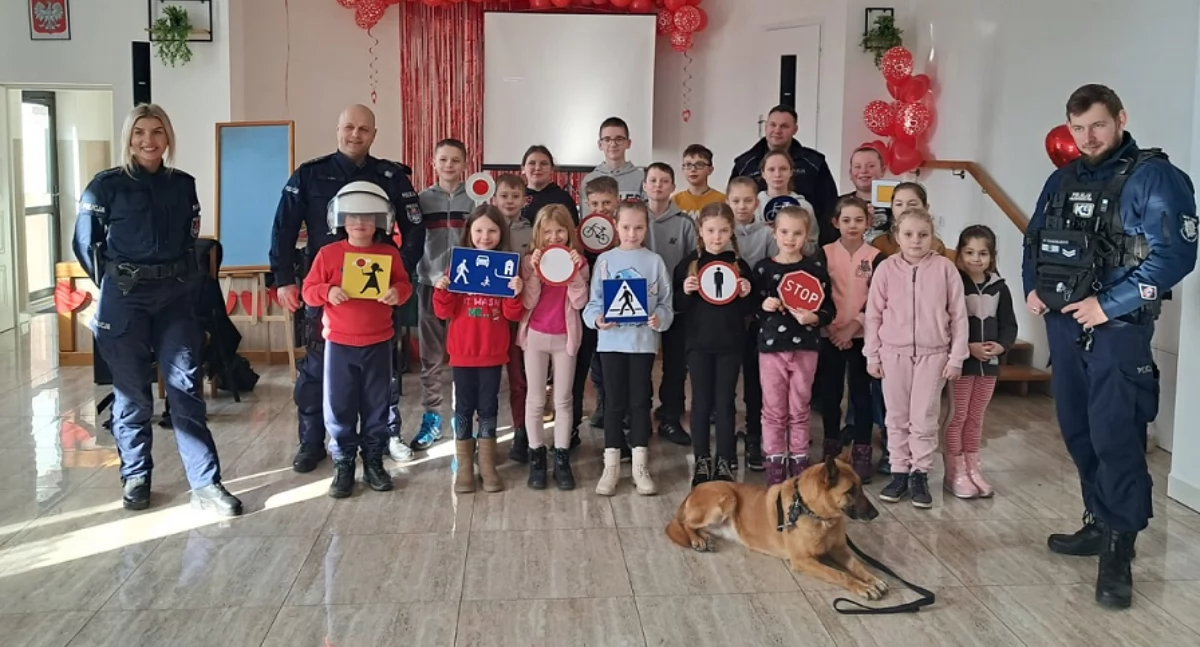 Bezpieczne ferie z Policją- spotkanie z mundurowymi i psem służbowym w Konstantynowie