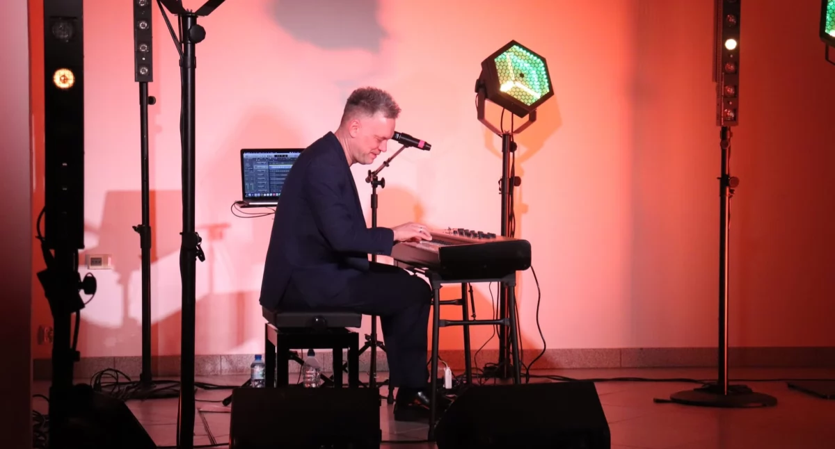 Krzysztof Antkowiak wystąpił w Wisznicach z okazji Dnia Kobiet