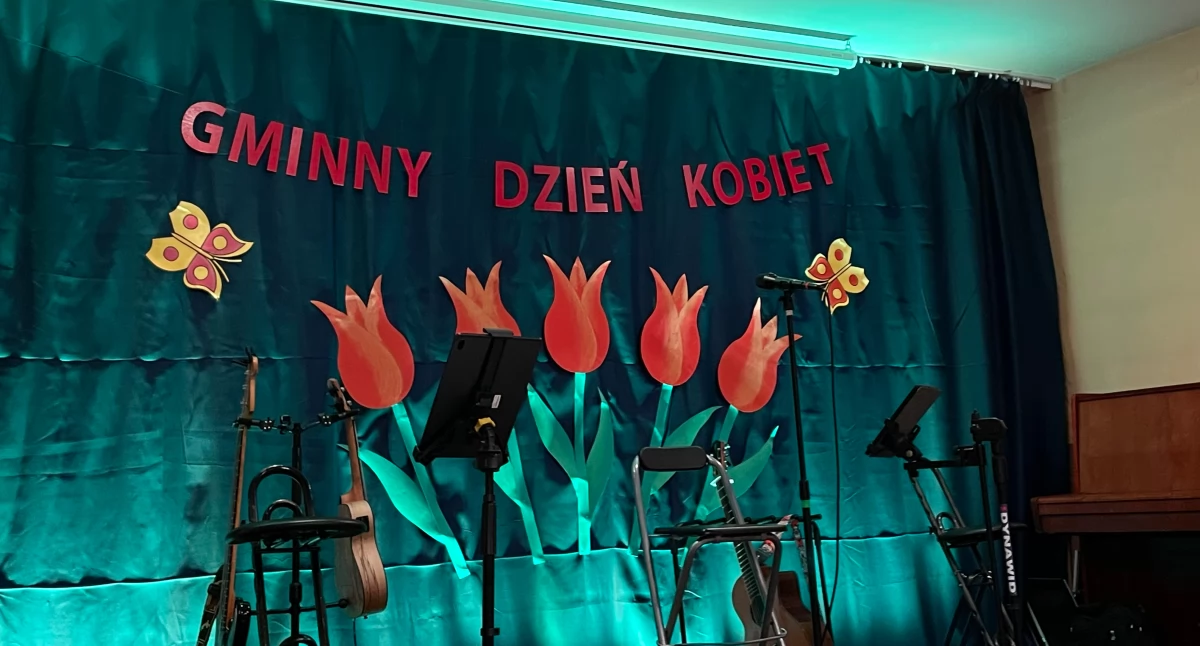 Święto Kobiet w Sosnówce: Muzyka, Kabaret i Nagrody podczas Gminnych Obchodów Dnia Kobiet