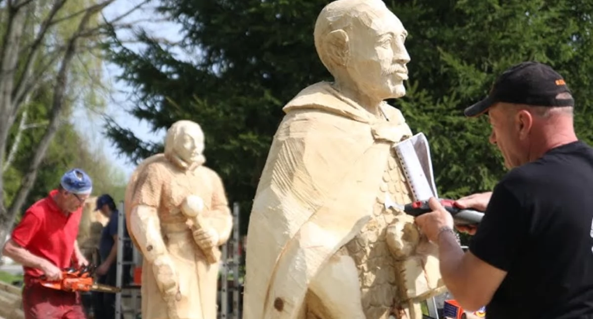 Kolejny plener rzeźbiarski w Kodniu: historia ożywa w drewnie
