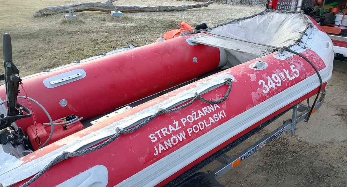 Osiem osób zatrzymanych za nielegalne przekroczenie granicy na rzece Bug w rejonie Janowa Podlaskiego. W akcji brała również straż pożarna 