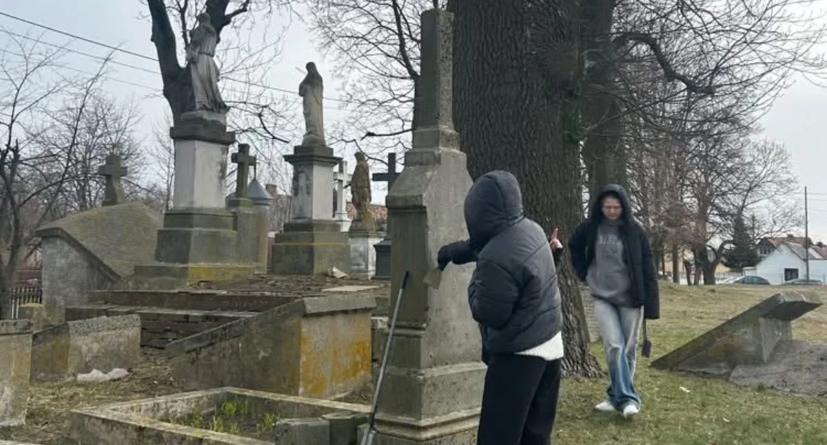 Młodzież z Wisznic dba o pamięć historyczną – akcja sprzątania zabytkowego cmentarza