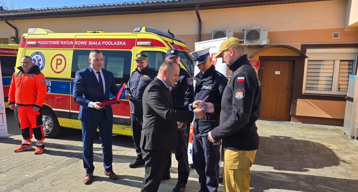 Biała Podlaska: Służby ratunkowe otrzymały uniwersalne piloty do szlabanów na osiedlach