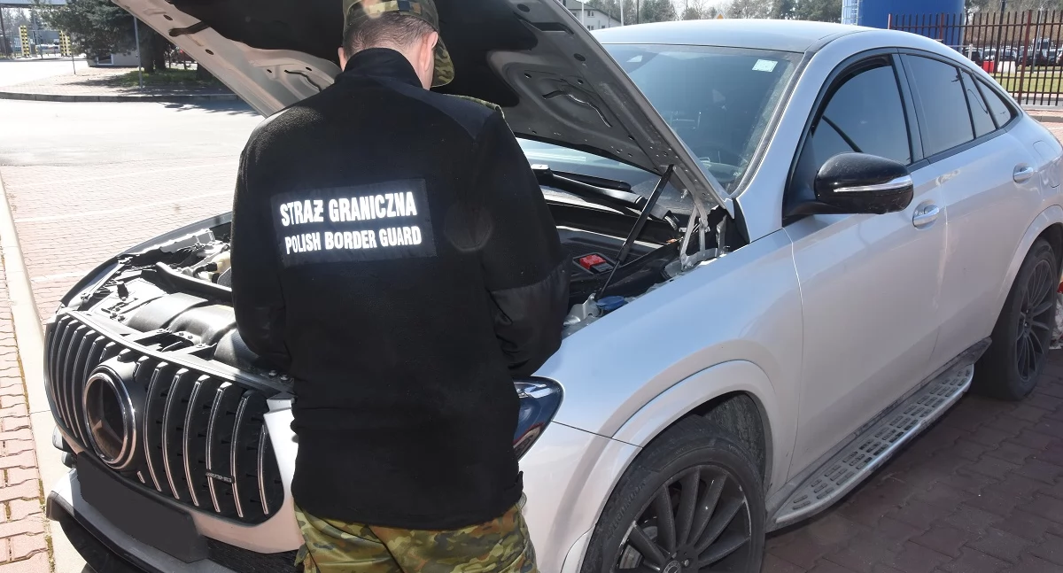 Mercedes za 300 tys. zł odzyskany na granicy w Terespolu! Straż Graniczna udaremniła wywóz luksusowego auta poszukiwanego we Włoszech.