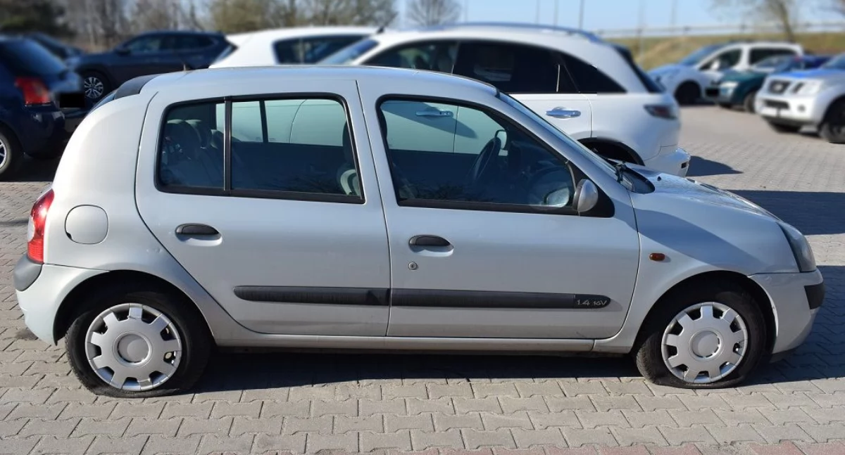 Pomyłka drogim kosztem: Dwóch mieszkańców Białej Podlaskiej odpowie za uszkodzenie Renault i posiadanie narkotyków - grozi im 5 lat więzienia 