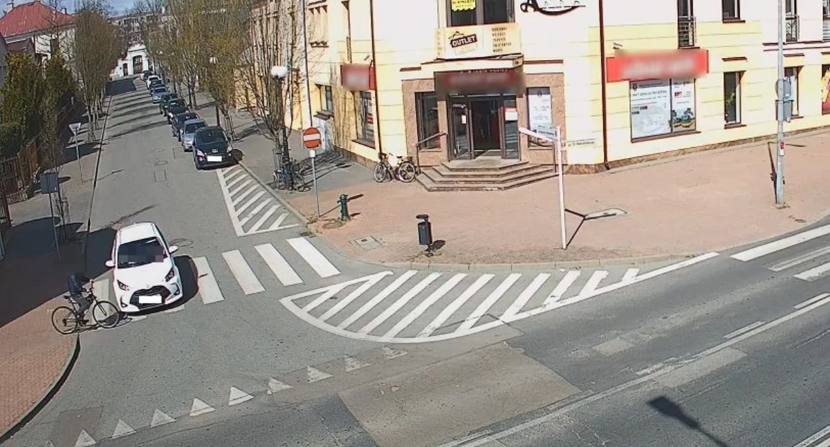 Niebezpieczne zdarzenie na Kraszewskiego w Białej Podlaskiej: 38-latek na rowerze wjechał na zebrę pod samochód! Nagranie z monitoringu ku przestrodze