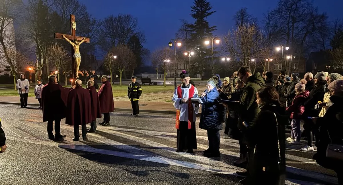 Wisznice: Modlitwa i refleksja na ulicach - Tradycyjna Droga Krzyżowa przed Niedzielą Palmową zgromadziła wiernych