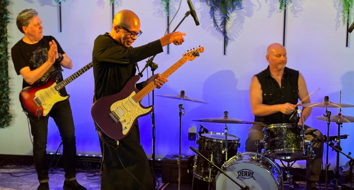Światowy blues w kameralnej odsłonie: Daryl Strodes zagrał dla bialskiej publiczności
