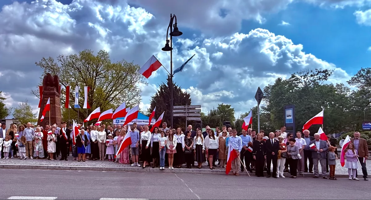 W hołdzie tradycji, w duchu wspólnoty: Międzyrzec Podlaski uczcił rocznicę Konstytucji 3 Maja uroczystościami, wręczeniem nagród i polonezem