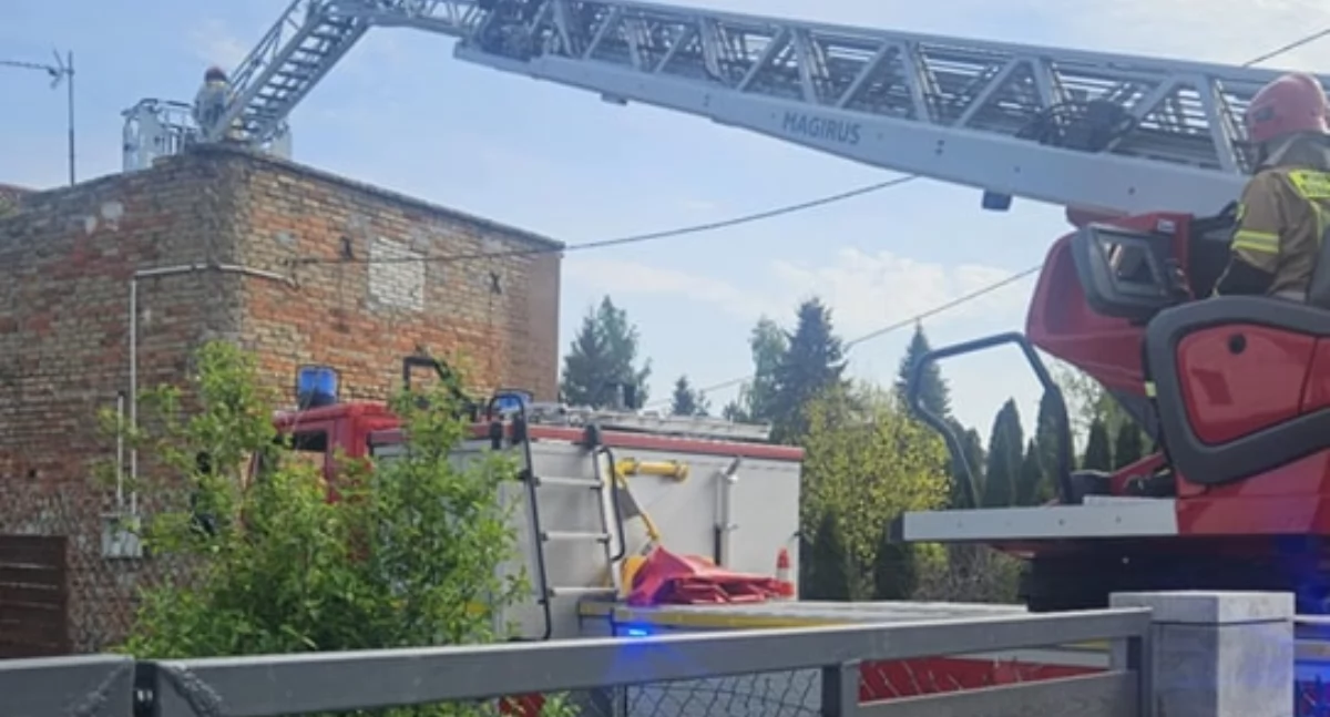 Dramatyczna sobota w Sławacinku Starym. Szybka akcja strażaków zapobiegła eskalacji pożaru - zapaliła się butla z gazem