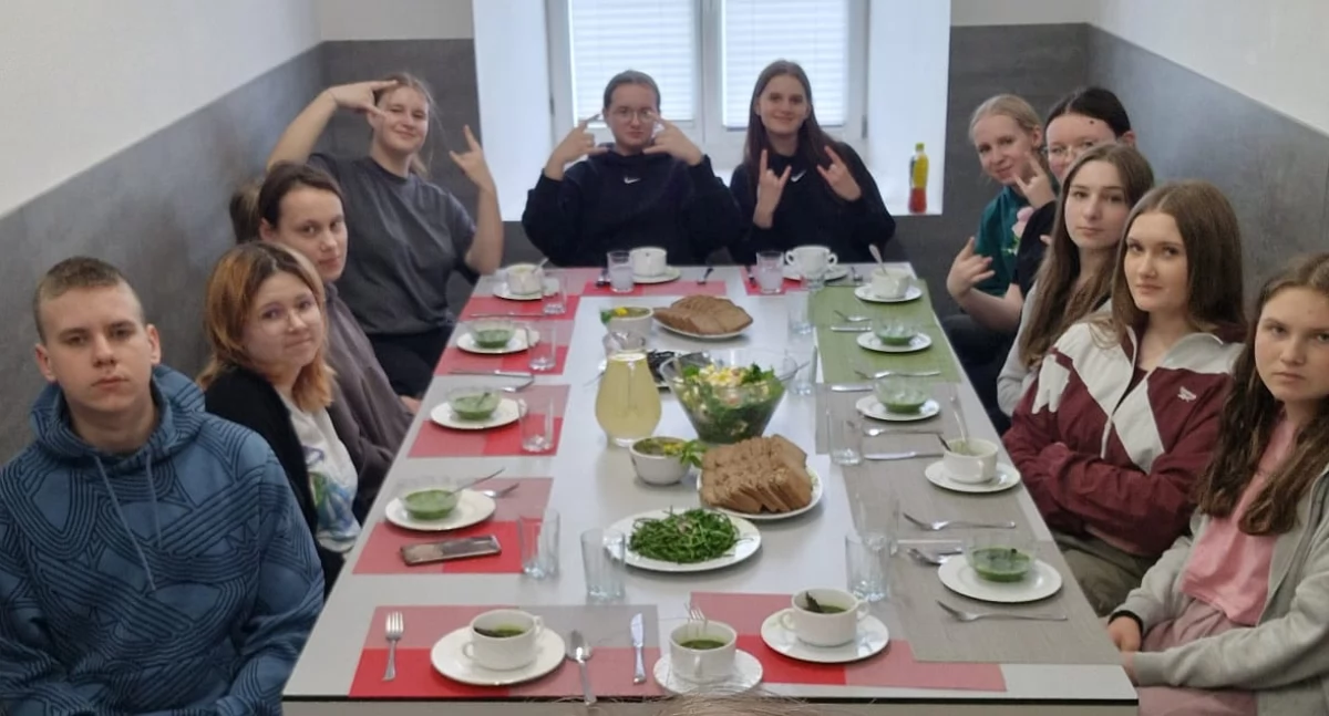 Zioła i dzikie rośliny jadalne na talerzu: uczniowie Zespołu Szkół w Leśnej Podlaskiej odkrywają naturalne smaki i trendy kulinarne w warsztatach z ambasadorką zdrowego odżywiania