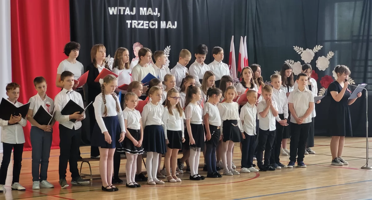 Zalesie pamięta o Konstytucji 3 Maja- patriotyczna uroczystość, wzruszające występy i dostojny polonez w wykonaniu ósmoklasistów