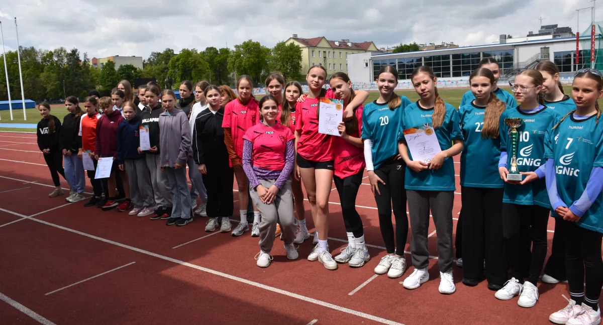 Młode mistrzynie lekkoatletyki! Sukces dziewcząt ze Szkoły Podstawowej nr. 9 w Białej Podlaskiej