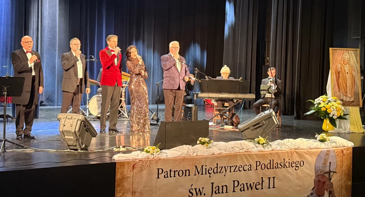 „Nie lękajcie się”- muzyczny hołd dla Jana Pawła II i wyjątkowe wyróżnienie dla zasłużonego duchownego. Międzyrzec Podlaski uczcił pamięć swojego patrona 