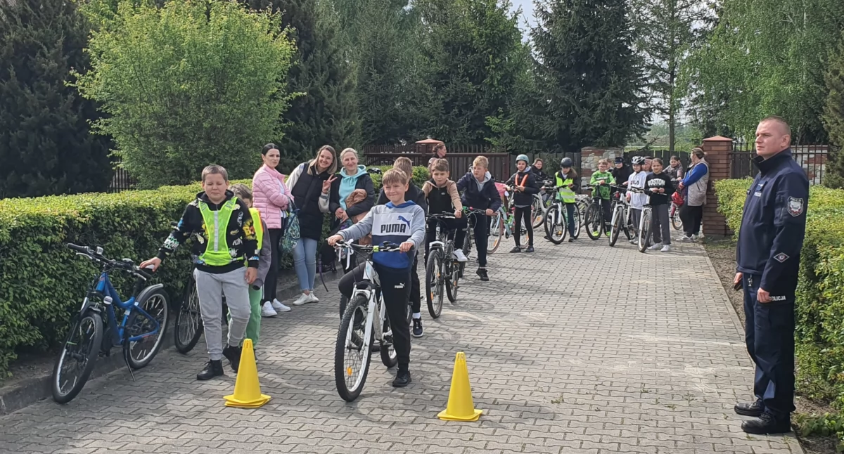 Mali cykliści na wielkim sprawdzianie- uczniowie z Zalesia zdali egzamin na kartę rowerową pod okiem nauczycieli i policji