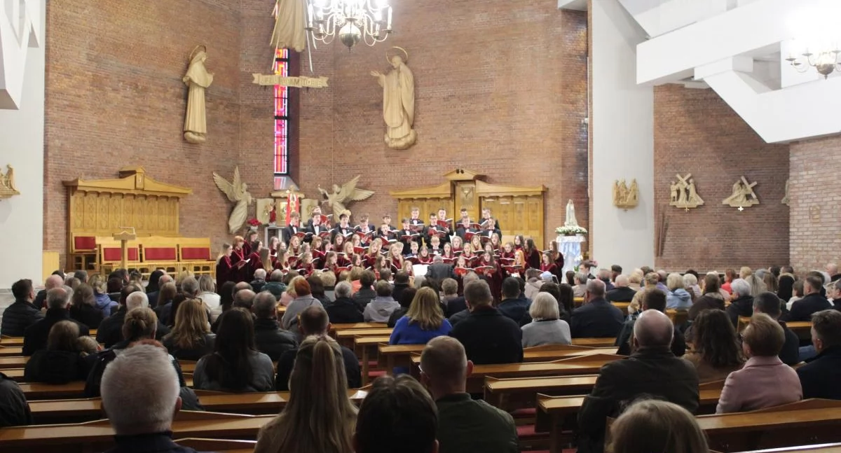 Wyjątkowy Koncert Wielkanocny chóru Schola Cantorum Misericordis Christi wypełnił Diecezjalne Sanktuarium Miłosierdzia Bożego w Białej Podlaskiej duchową muzyką