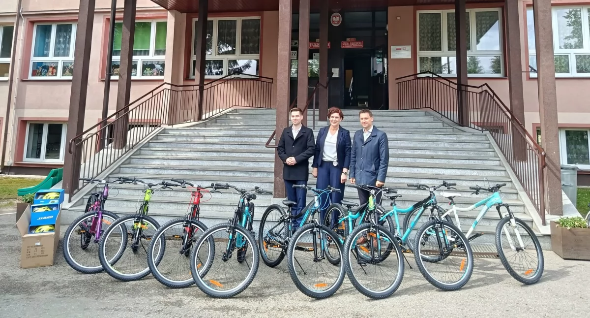 Rowerowa rewolucja w Łomazach! Nowe rowery, kaski i własne egzaminy na kartę rowerową