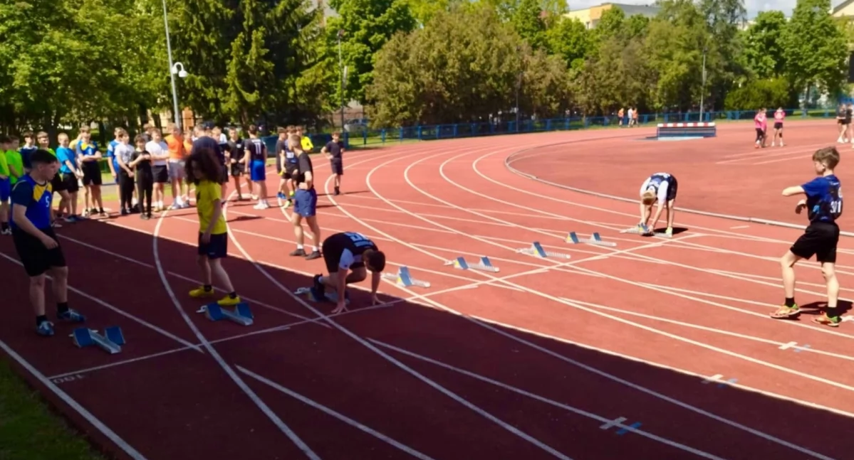Młodzi sportowcy z Piszczaca nie zwalniają tempa. Sukcesy drużynowe i awanse indywidualne w Lidze Lekkoatletycznej