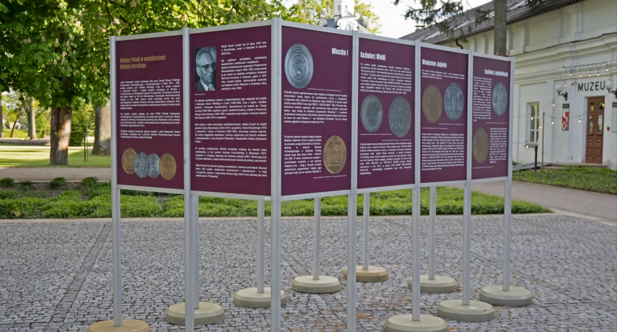 Nowa wystawa plenerowa w Parku Radziwiłłów – wyjątkowa kolekcja medali „Serii Królewskiej” Witolda Korskiego