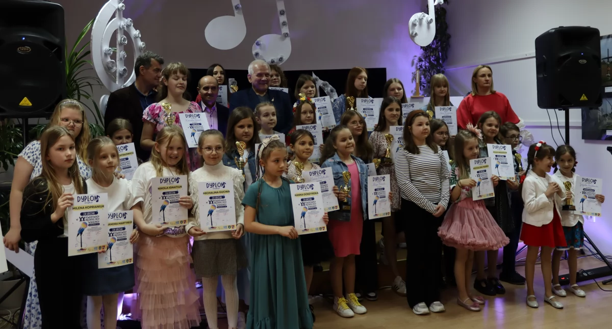 Niech się niesie po powiecie – XX Powiatowe Prezentacje Wokalne w Łomazach, czyli jak uczniowie klas I–VIII rozśpiewali scenę i serca publiczności