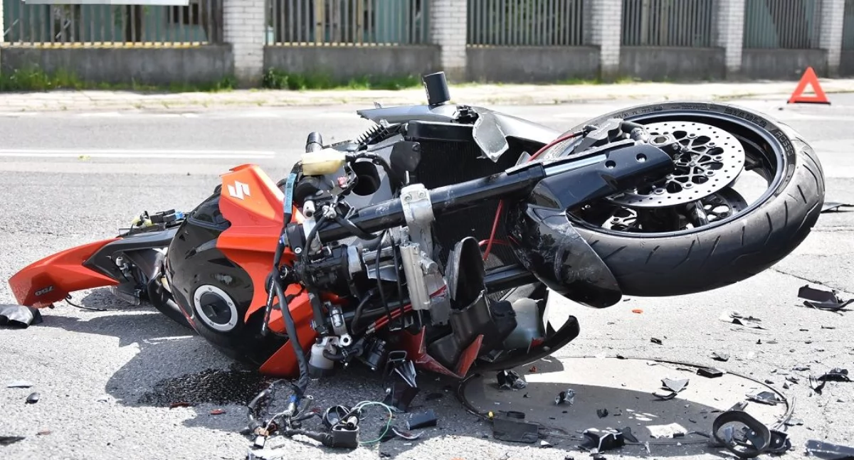 Dwa poważne wypadki w powiecie bialskim: młody motocyklista bez uprawnień i brak pierwszeństwa dla jednośladu