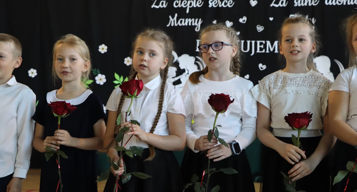 „Z serca dla Mamy i Taty”- przedszkolaki z Zalesia przygotowały wzruszającą uroczystość pełną tańca i śpiewu