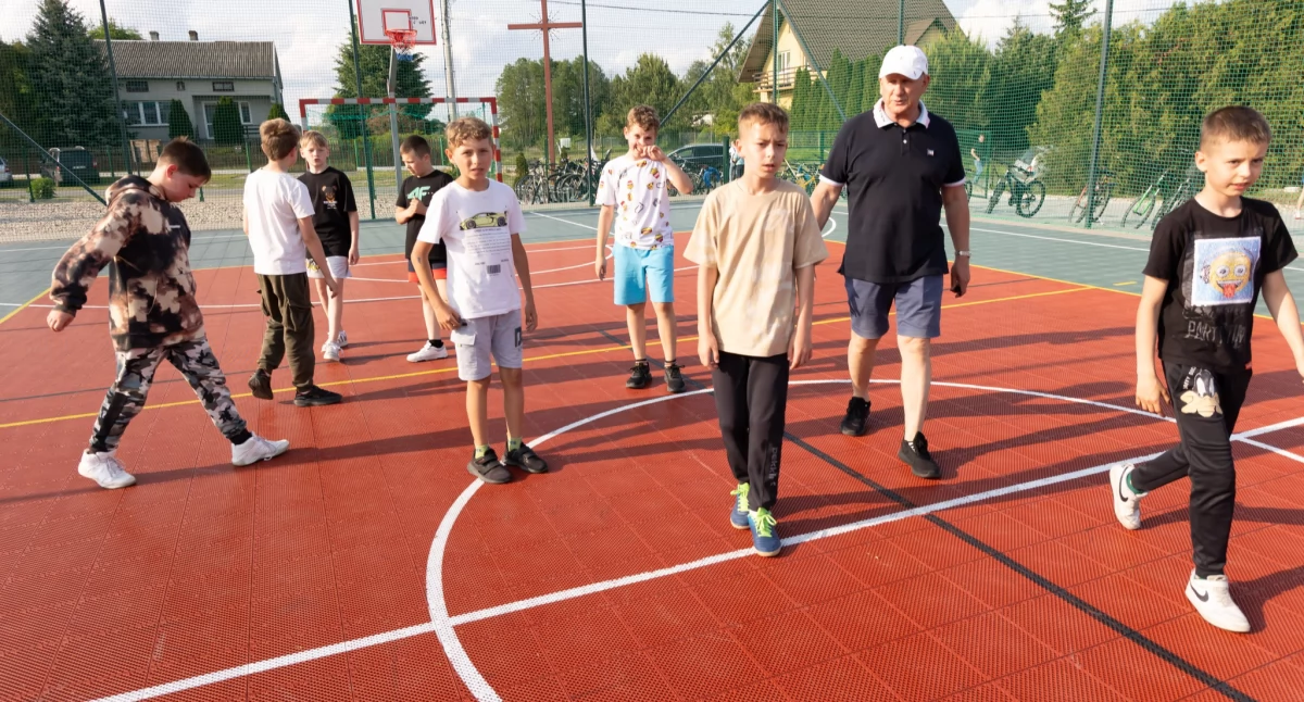 Woskrzenice Duże z nowym boiskiem! Wspólna inicjatywa mieszkańców, samorządu i lokalnych liderów zakończona sukcesem