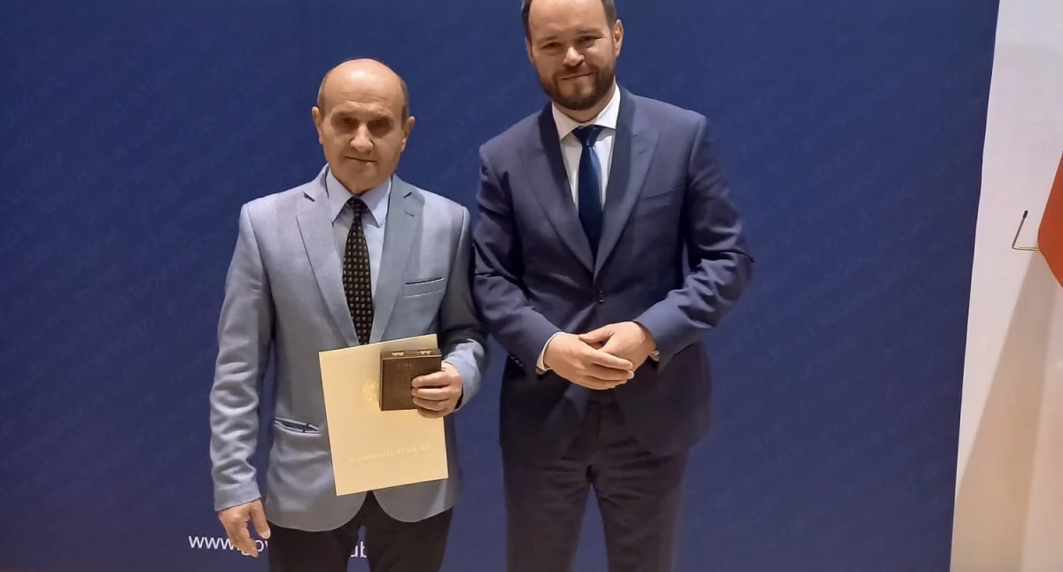 Uhonorowanie Dyrektora GOK w Łomazach: Ryszard Bielecki z Medalem 105-lecia LUW