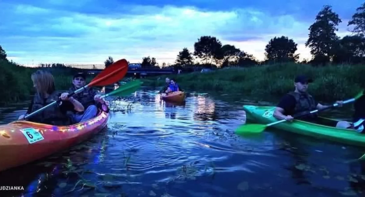 Magiczny wieczór na rzece Krzna: wyjątkowe pływanie kajakiem o zachodzie słońca z migoczącymi światełkami już 7 czerwca w Białej Podlaskiej