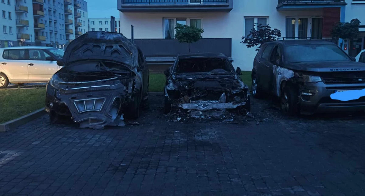Pożar trzech samochodów w Białej Podlaskiej - szybka akcja strażaków i interwencja policji. Szczegóły zdarzenia o wartości 250 tys. złotych!