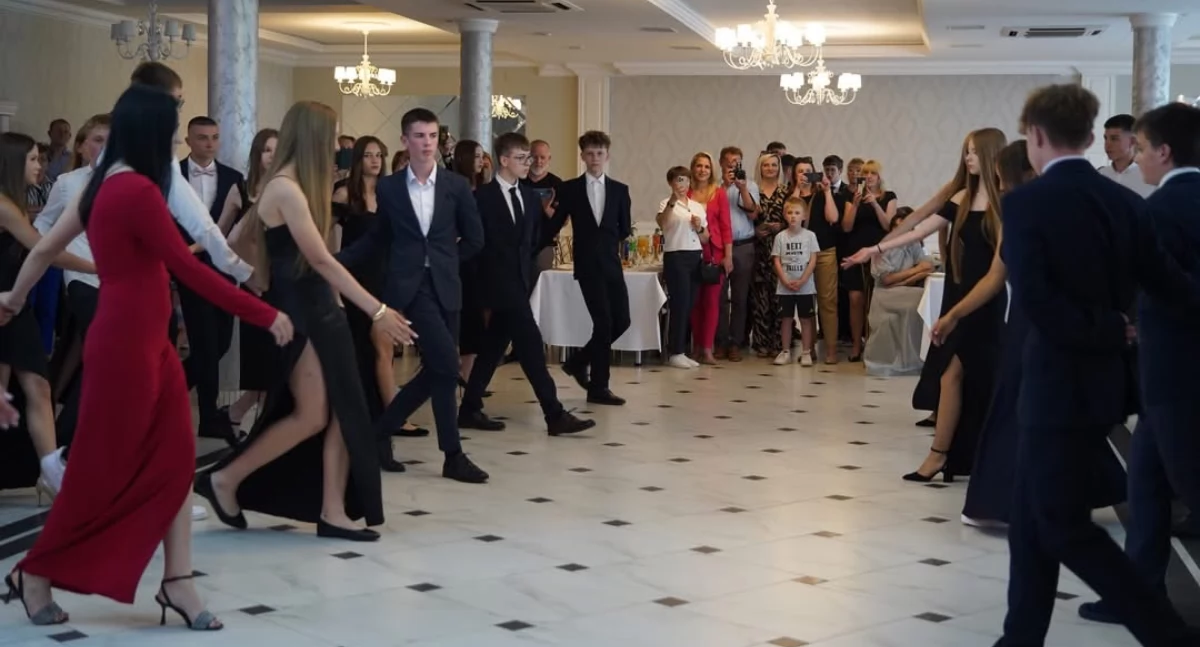 Poloneza czas zacząć… i pożegnać podstawówkę z przytupem! Bal ósmoklasistów w SP nr 2: były łzy, śmiech, taniec i wzruszenia do białego rana