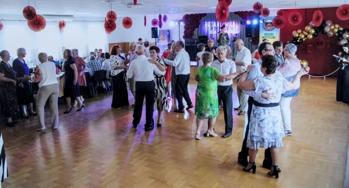 Seniorzy pokazali, jak bawi się Leśna Podlaska. “Potańcówka dla Seniorów” w Gminnym Ośrodku Kultury