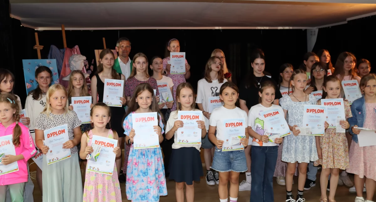 „Magia Koloru” – barwna podróż przez wyobraźnię i emocje uczestników Akademii Sztuk Plastycznych w Białej Podlaskiej, zwieńczona artystycznym świętem pełnym wzruszeń, muzyki i wspólnego świętowania