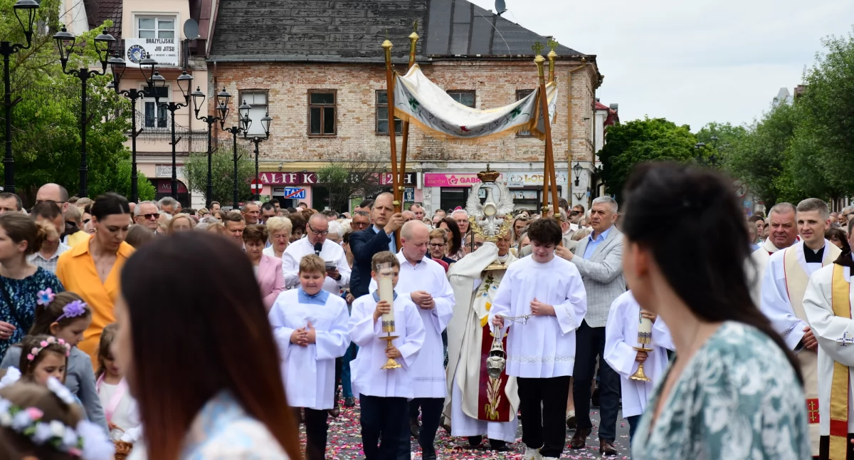 Tradycja i wiara w Białej Podlaskiej. Boże Ciało zgromadziło katolików z trzech kościołów, którzy odwiedzili cztery ołtarze w centrum miasta.