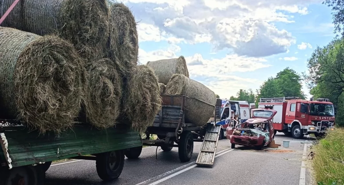 Zderzenie samochodu osobowego z ciągnikiem rolniczym w Werchlisiu – droga była zablokowana